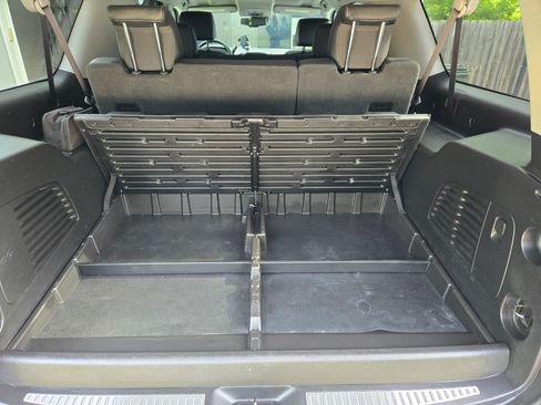 Used 2020 Chevrolet Suburban LT RWD image 14