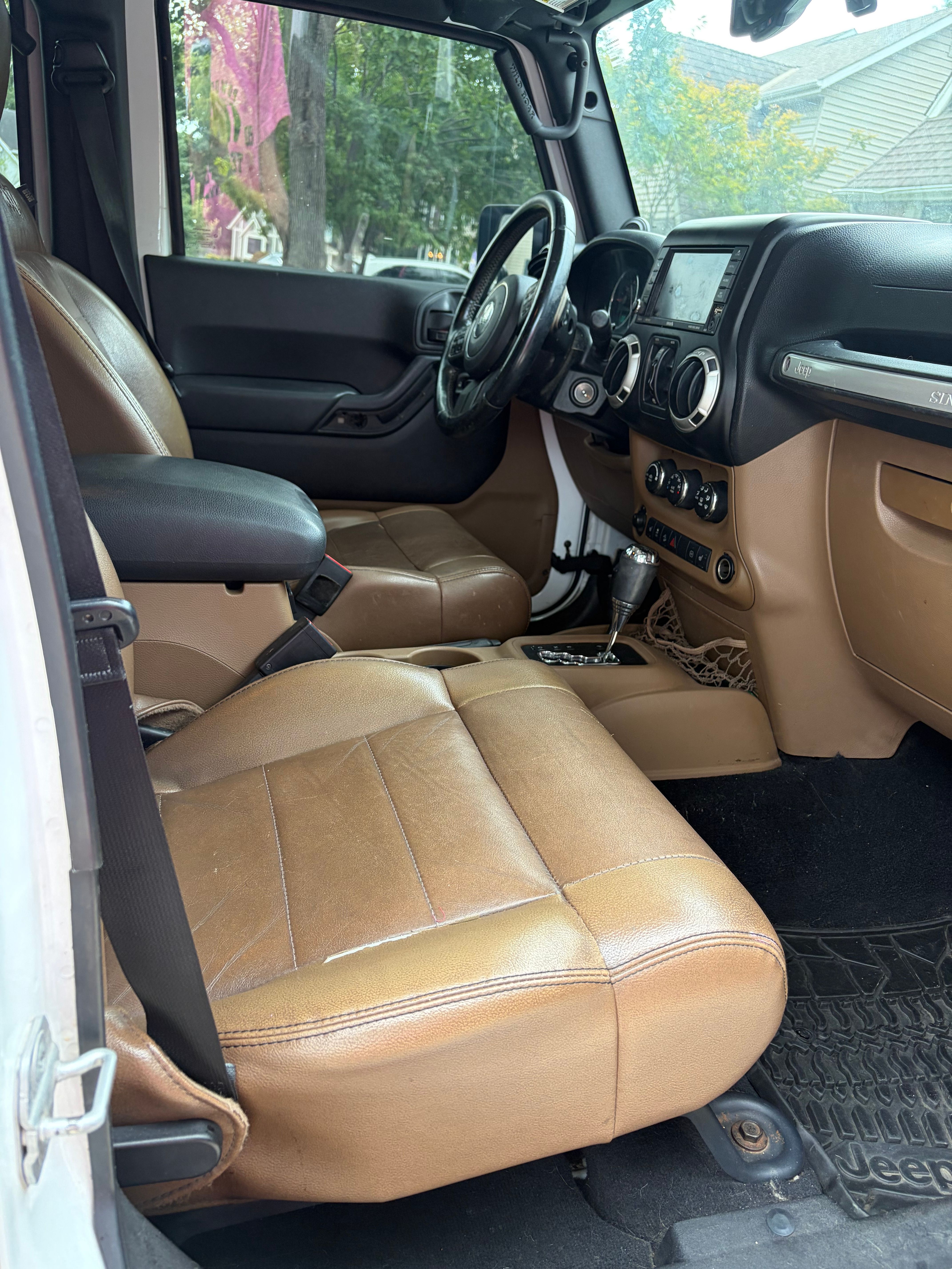 Used 2012 Jeep Wrangler Unlimited Sahara w/ Connectivity Group AWD/4WD image 5