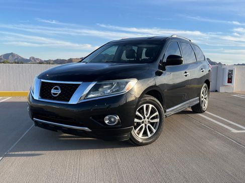 Used 2016 Nissan Pathfinder SL w/ SL Tech Package FWD image 1