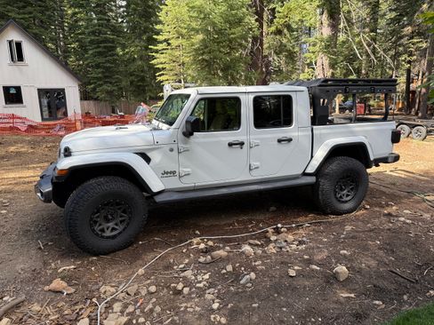 Used 2020 Jeep Gladiator Overland AWD/4WD image 1