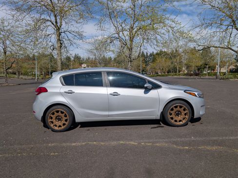 Used 2017 Kia Forte LX image 12