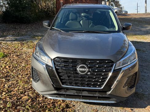 Used 2023 Nissan Kicks S image 1