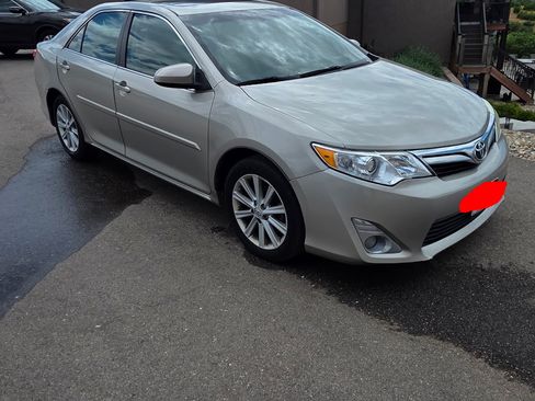 Used 2014 Toyota Camry XLE w/ Leather Package FWD image 2