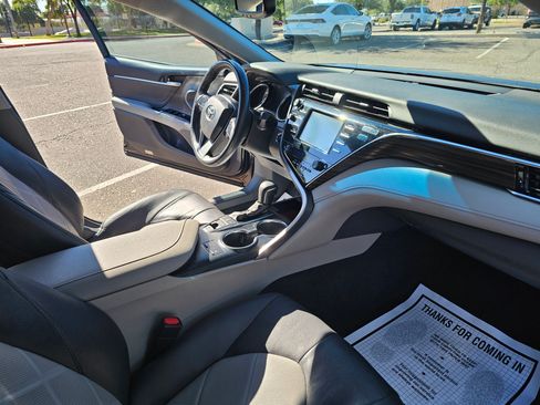 Used 2018 Toyota Camry XLE image 18