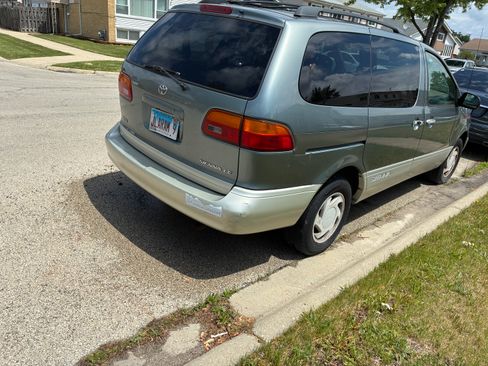 Used 1999 Toyota Sienna LE FWD image 4