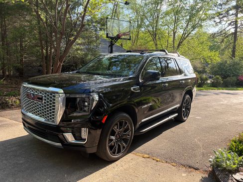 Used 2024 GMC Yukon Denali w/ Advanced Technology Package AWD/4WD image 2