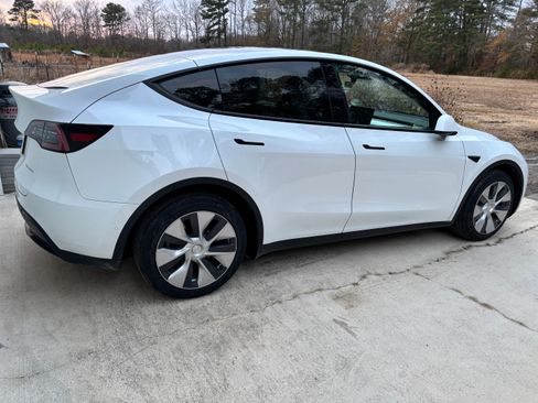 Used 2022 Tesla Model Y Long Range image 2