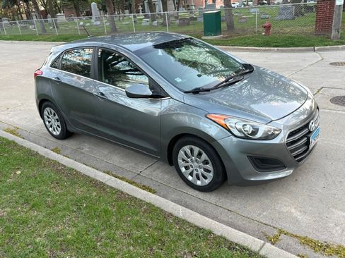 Used 2016 Hyundai Elantra GT FWD image 2