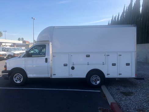 Used 2018 GMC Savana 3500 w/ Chrome Appearance Package RWD image 1