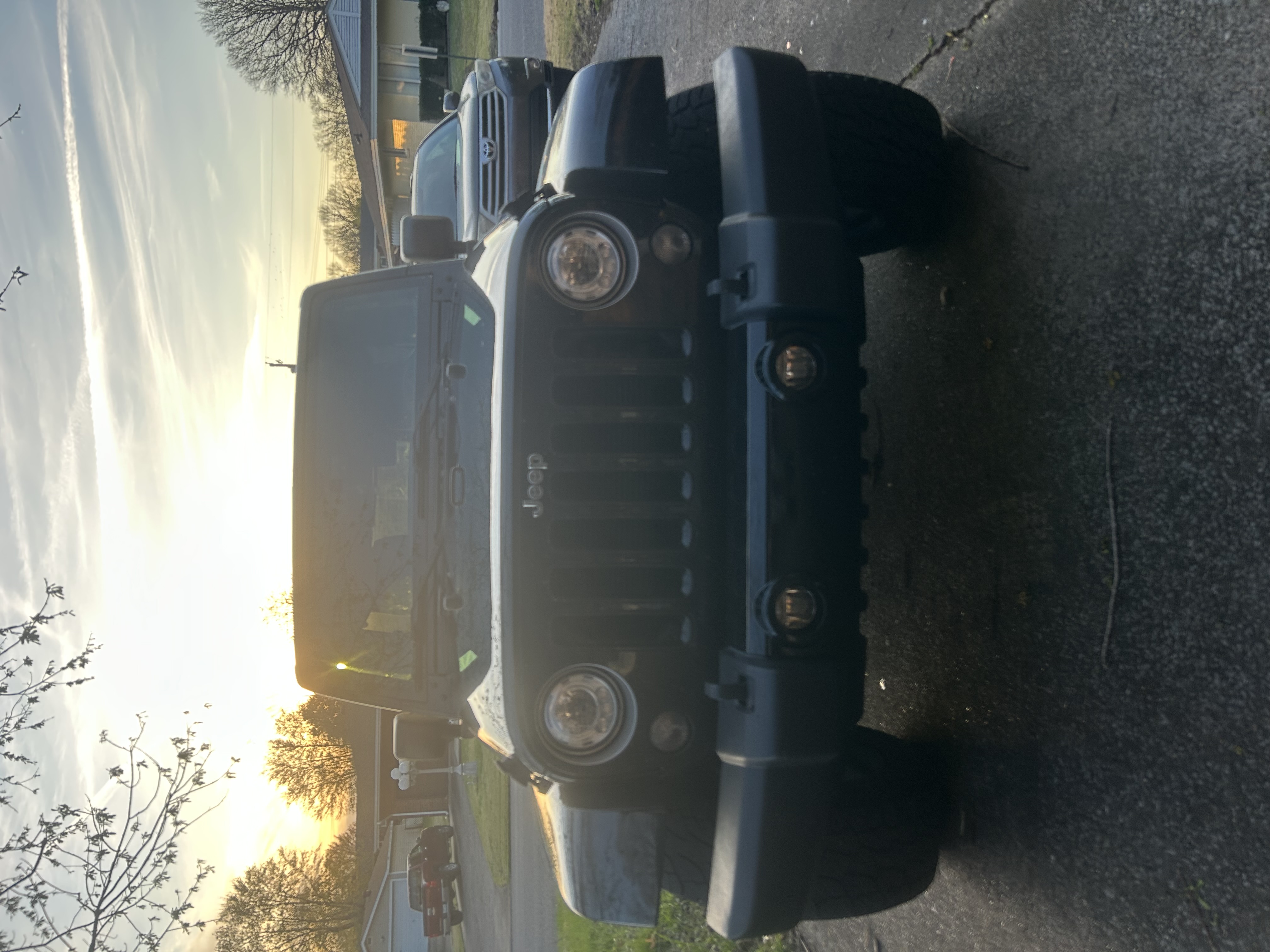 Used 2017 Jeep Wrangler Unlimited Sahara w/ Connectivity Group AWD/4WD image 2
