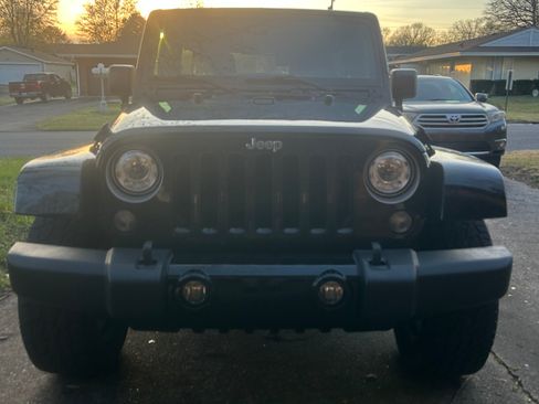 Used 2017 Jeep Wrangler Unlimited Sahara w/ Connectivity Group AWD/4WD image 2