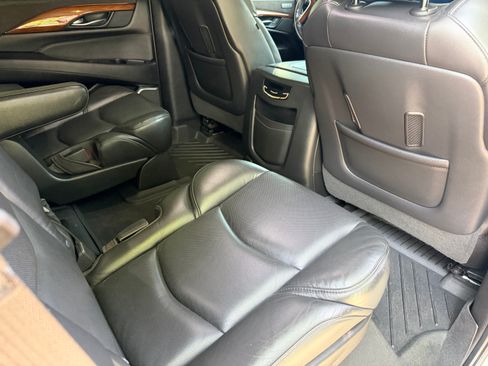 Used 2019 Cadillac Escalade Luxury AWD/4WD image 10