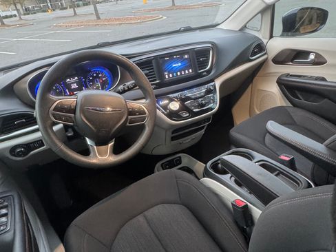 Used 2018 Chrysler Pacifica Touring Plus w/ Tire & Wheel Group image 4