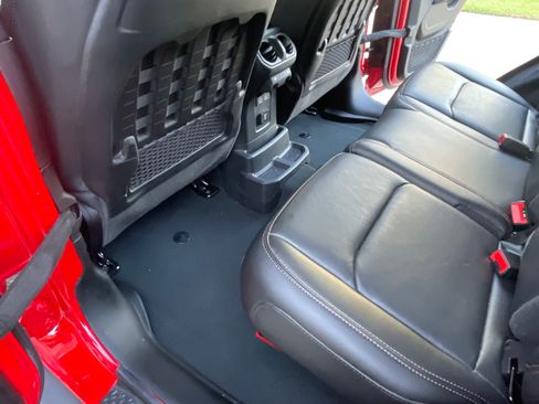 Used 2022 Jeep Wrangler Unlimited Rubicon w/ Xtreme Recon 35" Tire Package AWD/4WD image 17