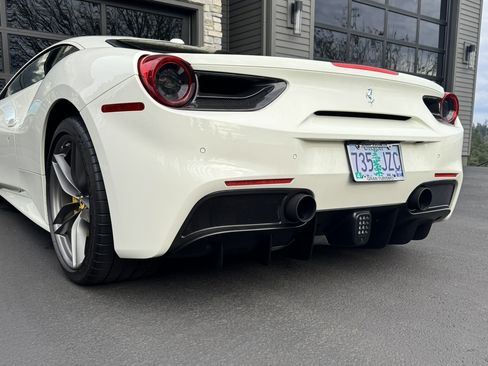 Used 2019 Ferrari 488 GTB RWD image 8