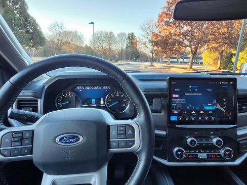 Used 2022 Ford Expedition XLT image 14