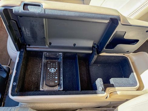 Used 2005 Lincoln Town Car Signature Limited image 26