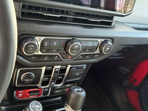 Used 2024 Jeep Wrangler Unlimited Sport image 15