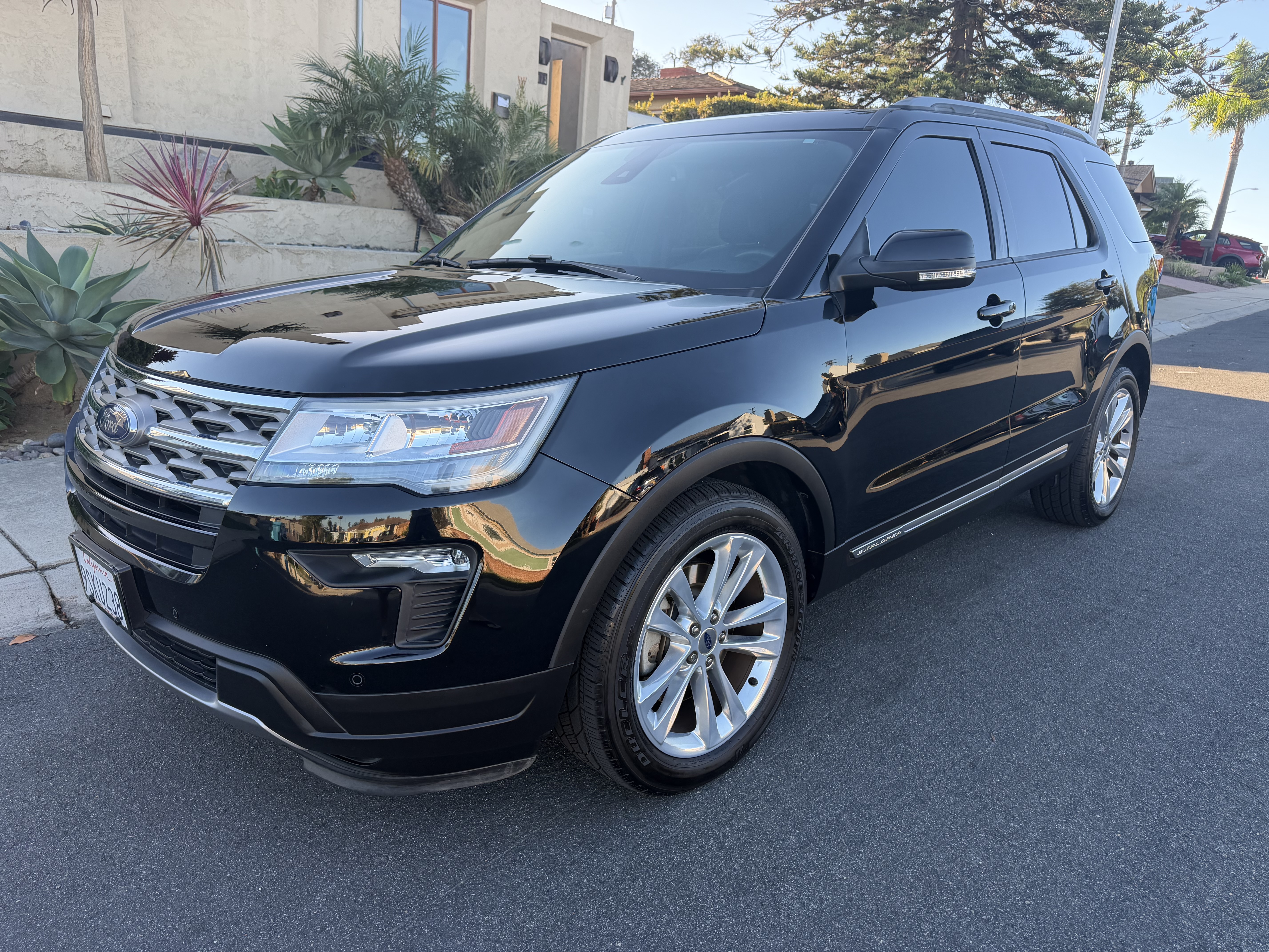 Used 2018 Ford Explorer XLT w/ Equipment Group 202A FWD image 1