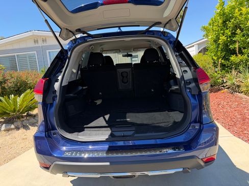 Used 2017 Nissan Rogue SV image 8