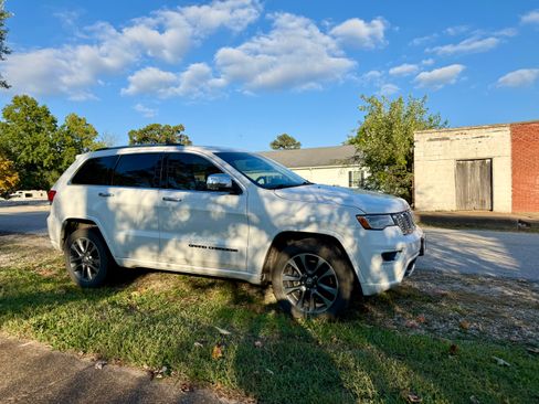 Used 2017 Jeep Grand Cherokee Overland AWD/4WD image 4