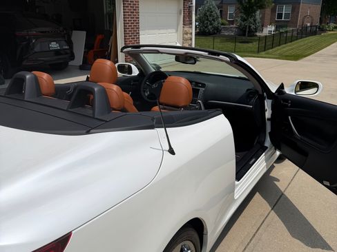 Used 2011 Lexus IS 250C w/ Luxury Pkg RWD image 4