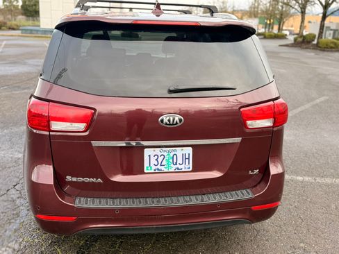 Used 2017 Kia Sedona LX w/ LX Essentials Premium Package image 5