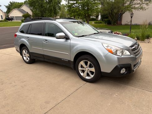 Used 2013 Subaru Outback 2.5i Limited AWD/4WD image 1