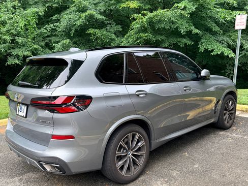 Used 2024 BMW X5 xDrive40i w/ M Sport Package AWD/4WD image 10