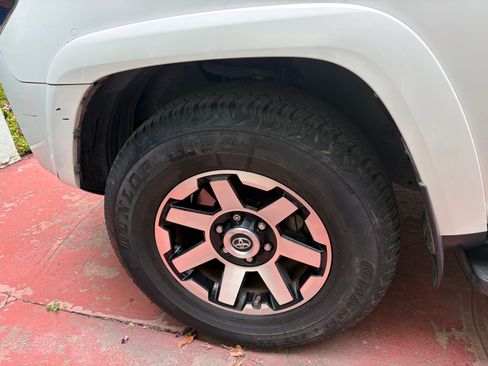 Used 2018 Toyota 4Runner TRD Off-Road AWD/4WD image 15