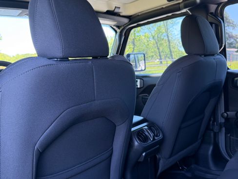 Used 2023 Jeep Gladiator Sport AWD/4WD image 10