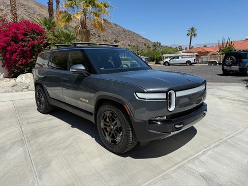 Used 2023 Rivian R1S Adventure image 4