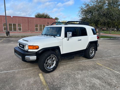 Used 2012 Toyota FJ Cruiser Sport Utility 2D w/ Upgrade Pkg image 2