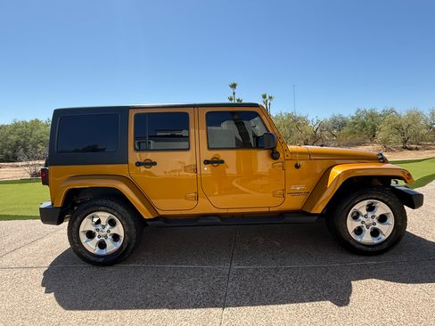 Used 2014 Jeep Wrangler Unlimited Sahara w/ Connectivity Group AWD/4WD image 4