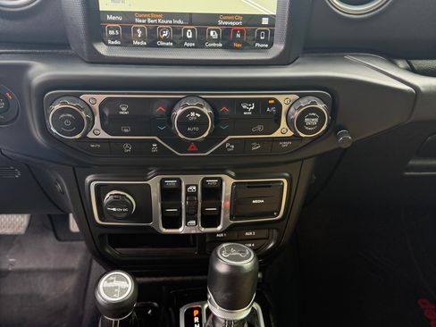 Used 2018 Jeep Wrangler Unlimited Sahara AWD/4WD image 29