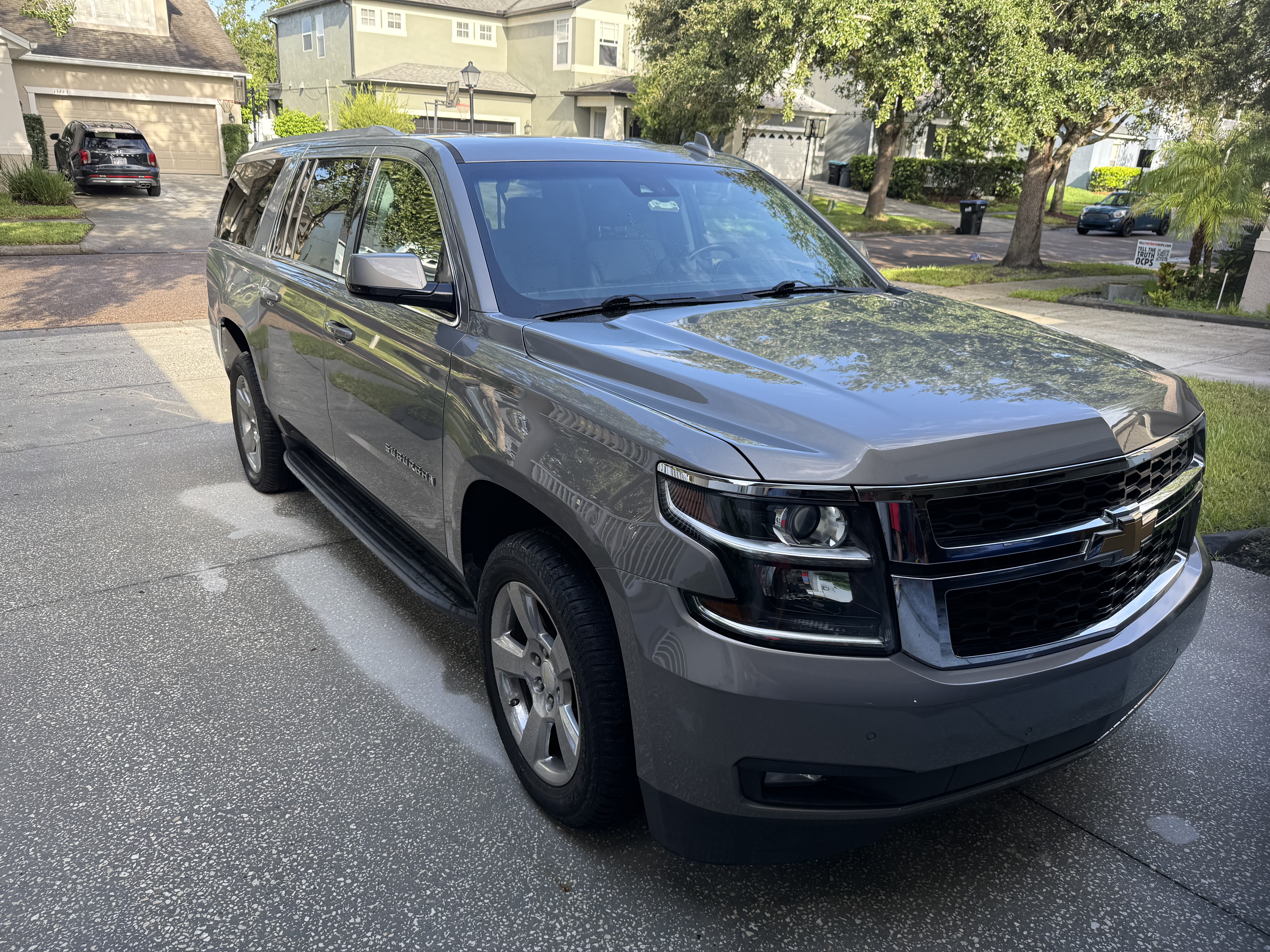 Used 2017 Chevrolet Suburban LT RWD image 1