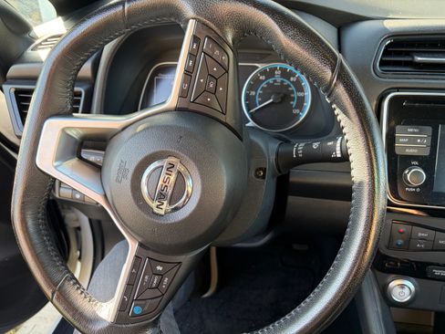Used 2018 Nissan Leaf SV w/ SV Technology Package FWD image 13