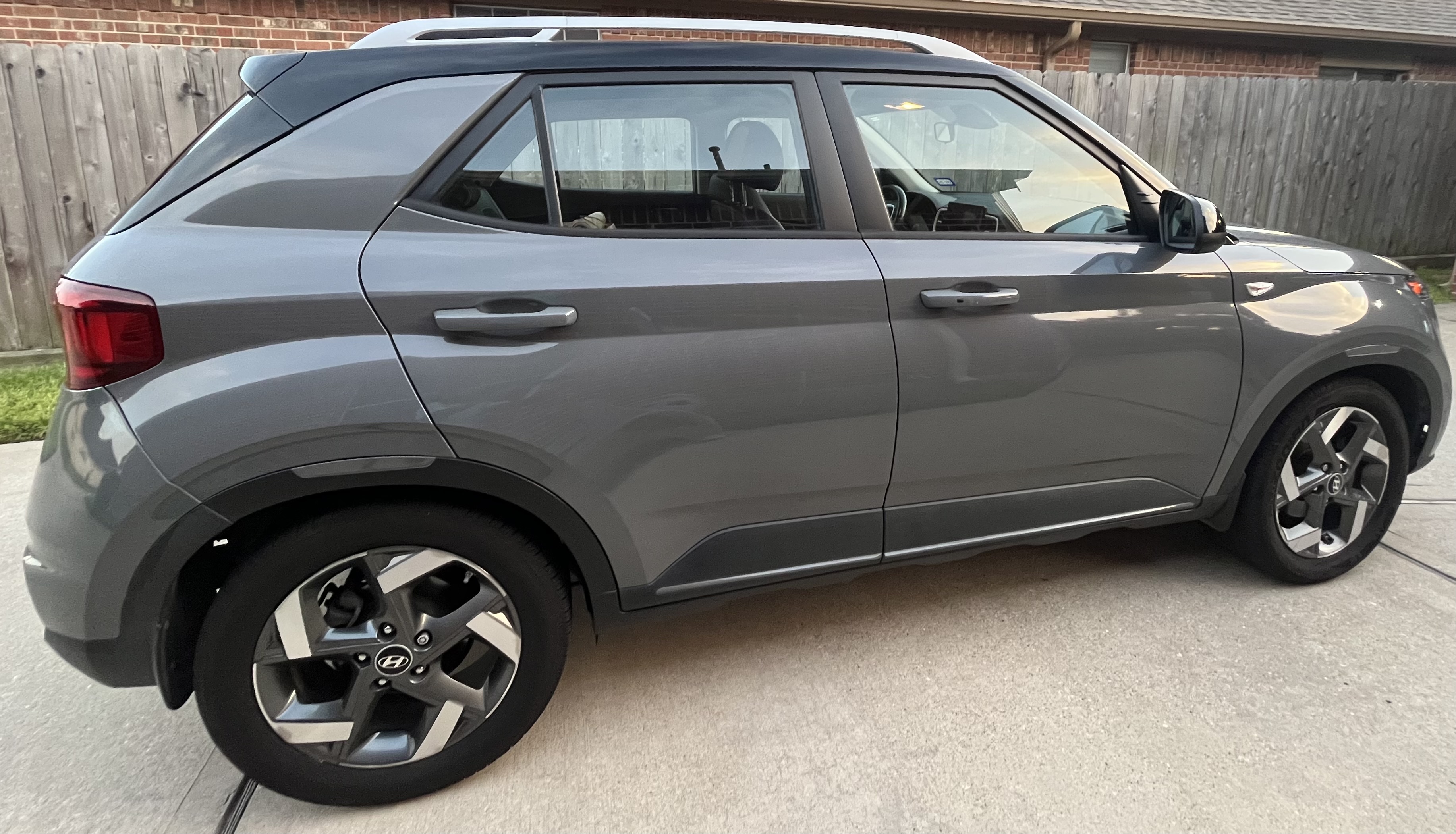 Used 2022 Hyundai Venue Limited FWD image 10