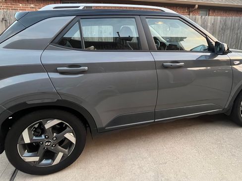 Used 2022 Hyundai Venue Limited FWD image 10