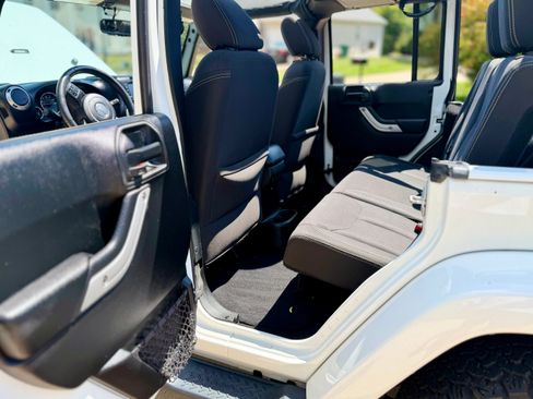 Used 2017 Jeep Wrangler Unlimited Sahara w/ Connectivity Group AWD/4WD image 21