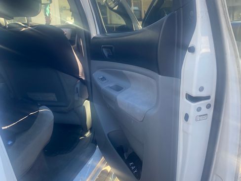 Used 2010 Toyota Tacoma PreRunner image 5