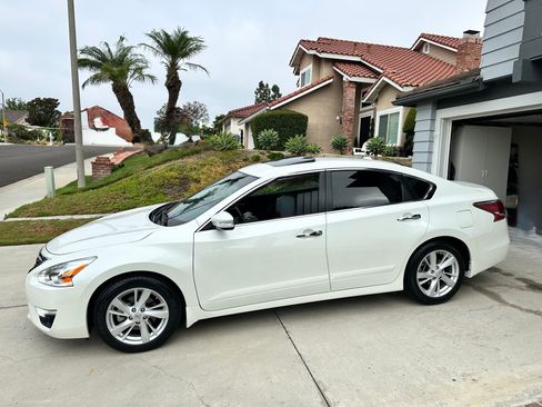 Used 2014 Nissan Altima 2.5 SV w/ Convenience Package FWD image 1