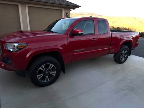 Used 2017 Toyota Tacoma TRD Sport w/ Tow Package image 6