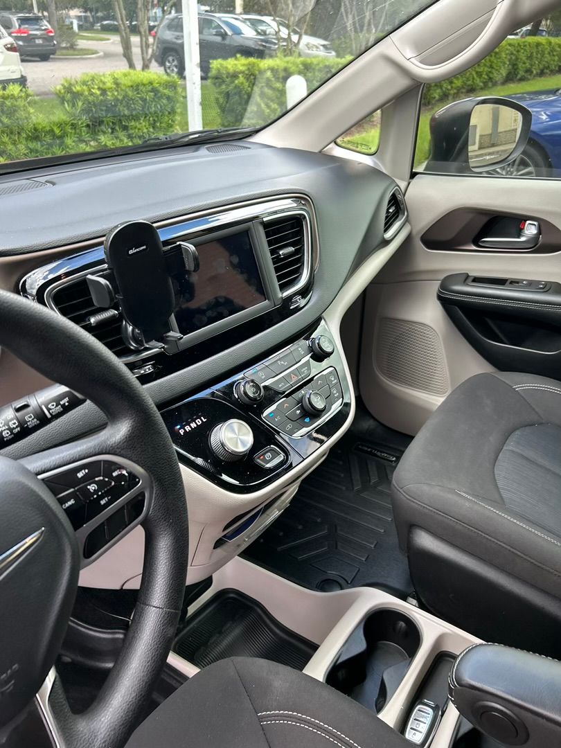 Used 2020 Chrysler Voyager L FWD image 15