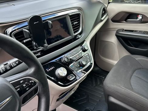 Used 2020 Chrysler Voyager L FWD image 15