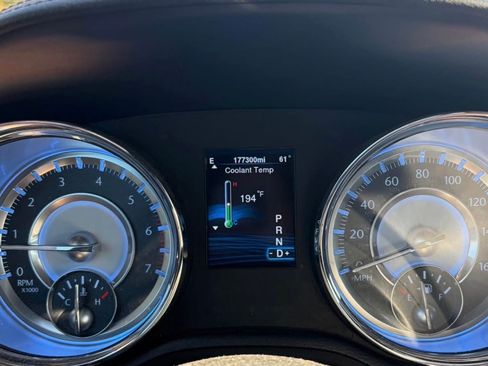 Used 2013 Chrysler 300 C image 4