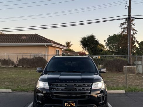 Used 2018 Ford Explorer XLT w/ Equipment Group 202A image 4