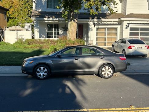 Used 2009 Toyota Camry LE image 1