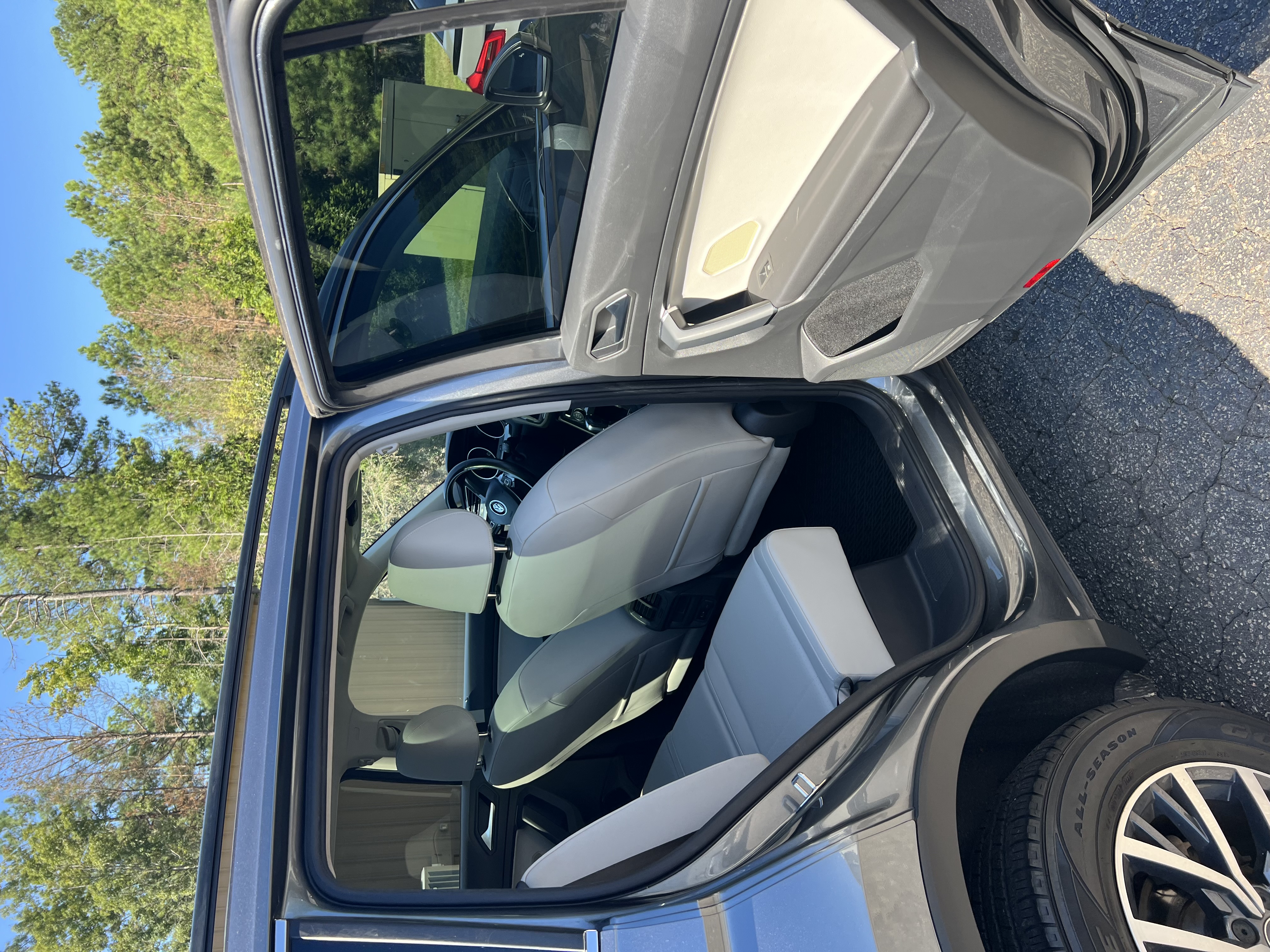 Used 2019 Volkswagen Tiguan SE w/ Panoramic Sunroof Package FWD image 10