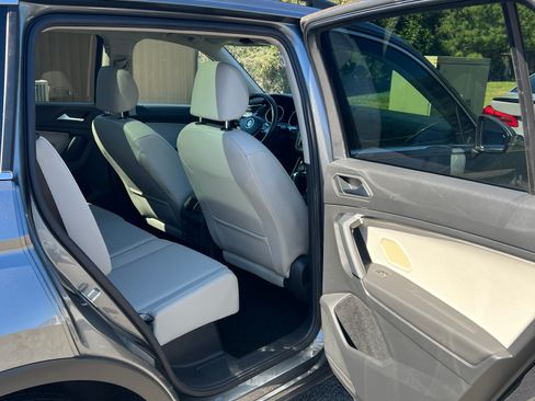 Used 2019 Volkswagen Tiguan SE w/ Panoramic Sunroof Package image 10
